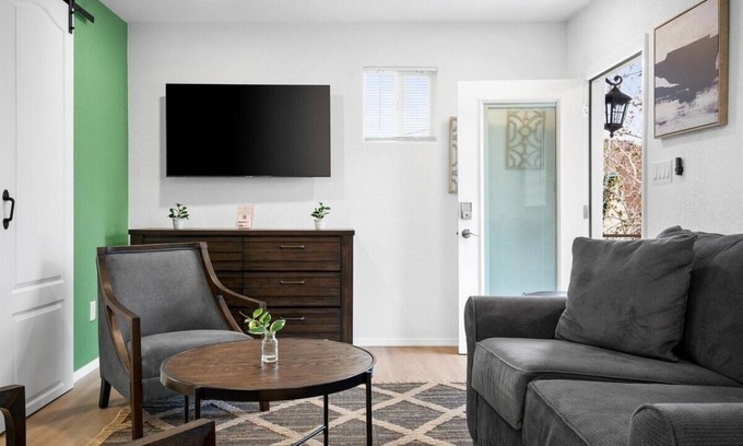 Roosevelt Condo | 24 Chelsea Place on the Park