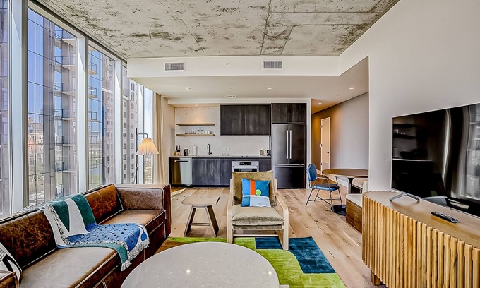 Rainey Street Historic District Condo | 24th floor - Corner condo - lake-view balcony - rooftop pool & gym