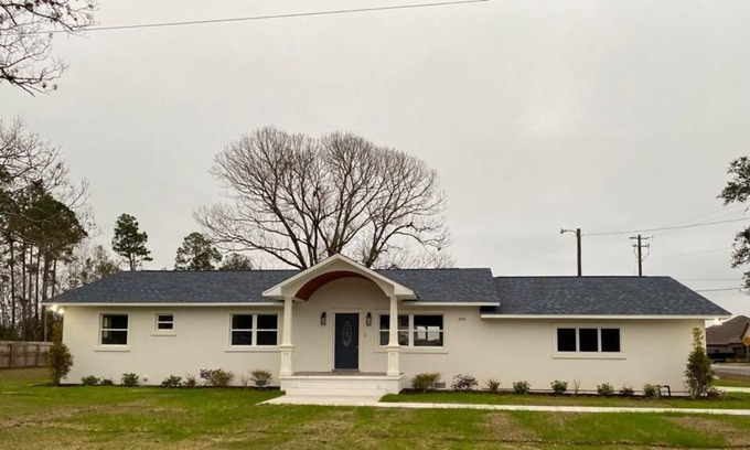 Florida Panhandle House | 25 min drive to Pcola Beach, Large home, Newly Remodeled
