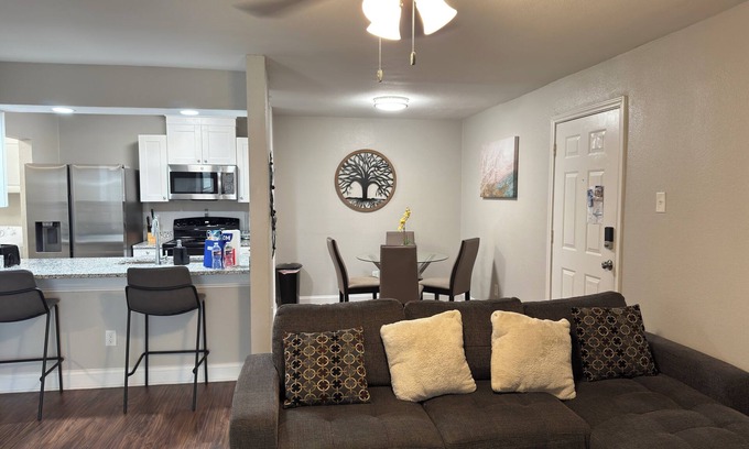 Irving Apartment | 25% Off Upgraded 2BD, Pool, DFW South, 183/161 - Irving - I042