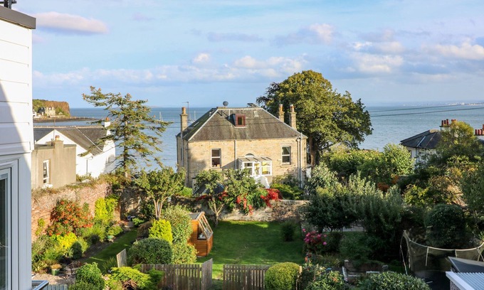 Aberdour House | 25 SEASIDE PLACE, family friendly in Aberdour