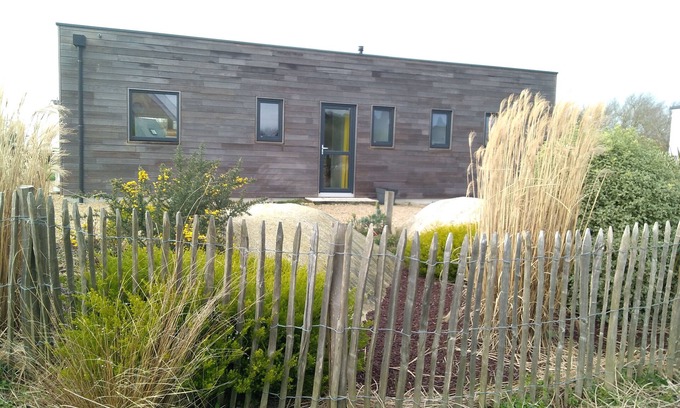 Brignogan-Plage House | 250 m from the beaches and the GR34 coastal path Bright, single-storey wooden house in a quiet residential area.