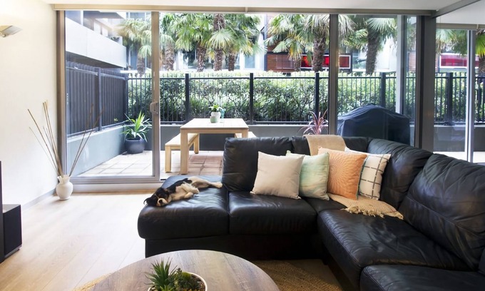 Port Melbourne Apartment | 250m from the beach.Gym/lap pool access,Parking, pet friendly, outdoor area, BBQ