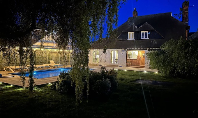 Herne Bay House | 250m from the beach with a private heated pool!