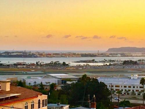 Middletown House | 26' SUNDECK OCEAN Panoramic VIEWS with AC Fast WiFi -902Mbps