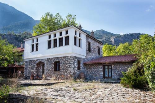 Lilaia House | 260m2 Unique mountain house in Lilea Parnasos