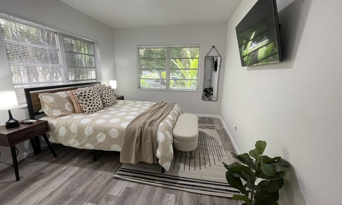 Coral Way Apartment | 2655 SW - APT 2 · Fully equipped Apt w/parking great location!