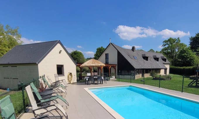 Isigny-le-Buat House | 268 m² Gîte ∙ 6 bedrooms ∙ 15 guests