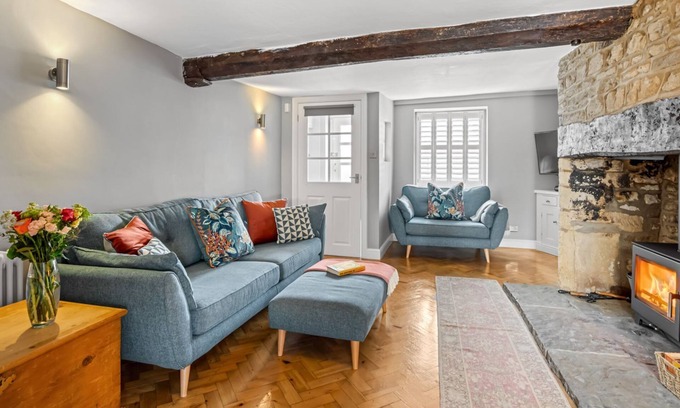Malmesbury Cottage | 27 Horsefair - sleeps 4 guests in 2 bedrooms