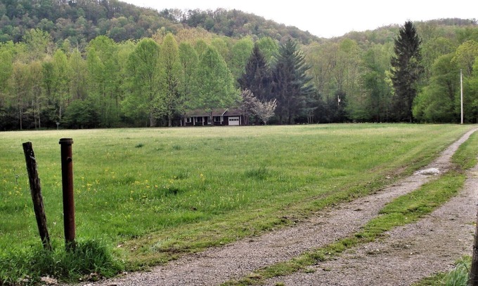 Elkins House | 27 Riverfront Acres of Serene Mountain Views - Dog and Kid paradise!