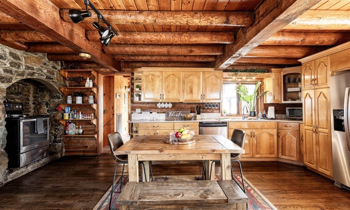 Pleasant View Cabin | 28 Min from Nashville Quiet Log Cabin W/Pool & Spa Sleeps 16