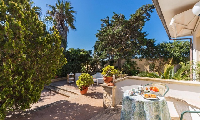 Giorgilorio Bed & Breakfast | 2865 Garden View Near the sea by Barbarhouse