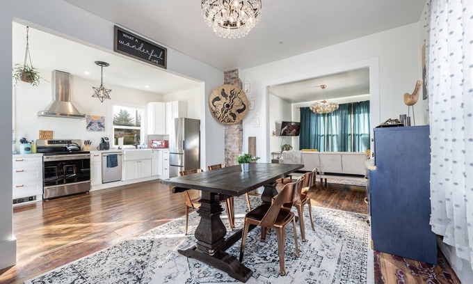Hilltop House | 2b/Vintage/Full Kitchen/Office/Private deck with view of Mt. Rainier/Central DT
