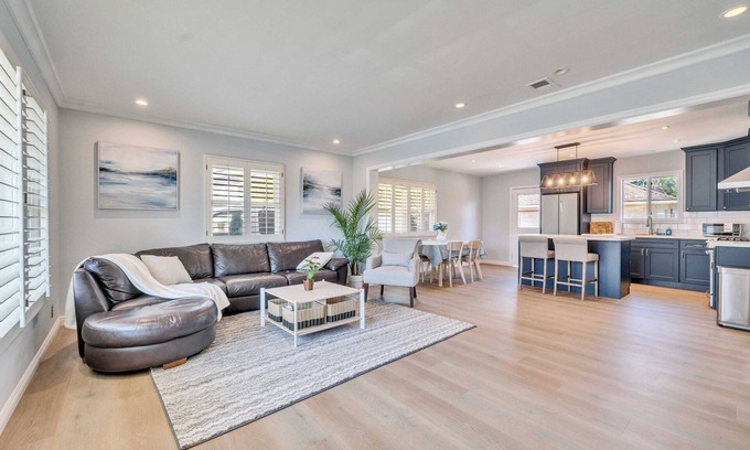 Monrovia House | 2b1b Charming House|Spacious Backyard|BBQ Area|Washer & Dryer #42339