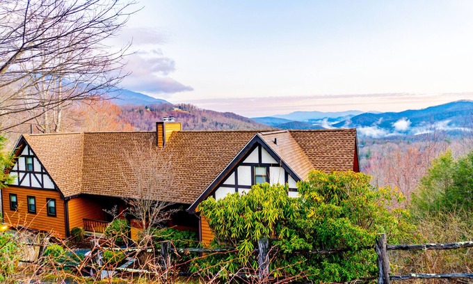 Burnsville Cabin | 2bd Mnt Top Chalet w/ 50 mile views in Pisgah NF!