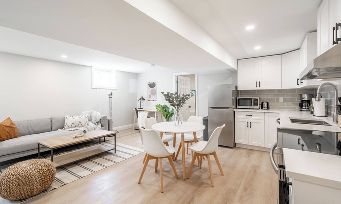 Hamilton House | 2Bed Sun Kissed Mountain Suite w/Private Patio. 10 mins to waterfalls & downtown