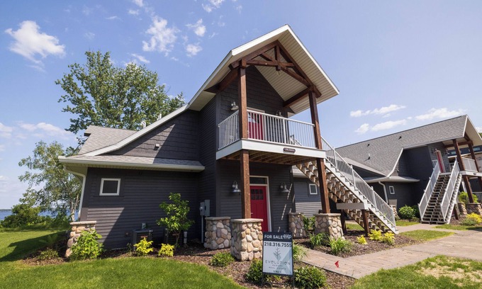 Nisswa Condo | 2BR/2BA Lakeside w/Fireplace - Beach is Right Outside Your Door