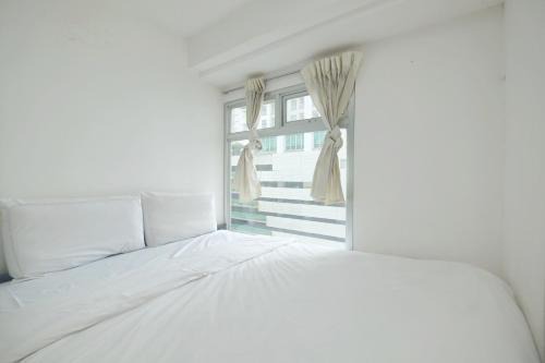 Pluit Apartment | 2BR Apartment Green Bay with Direct Access to Baywalk Mall By Travelio