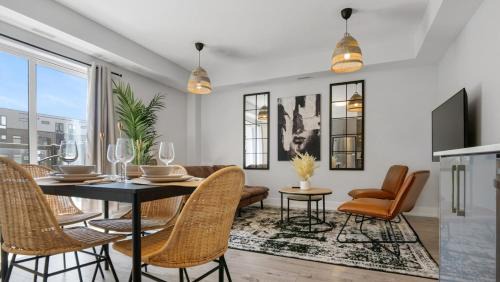Niagara Falls House | 2br Boho Townhouse - Walk To Falls, Free Parking