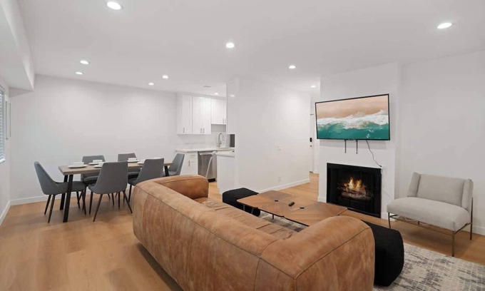 Van Nuys Apartment | 2BR + Bonus Room w/Pool Access Near Universal's
