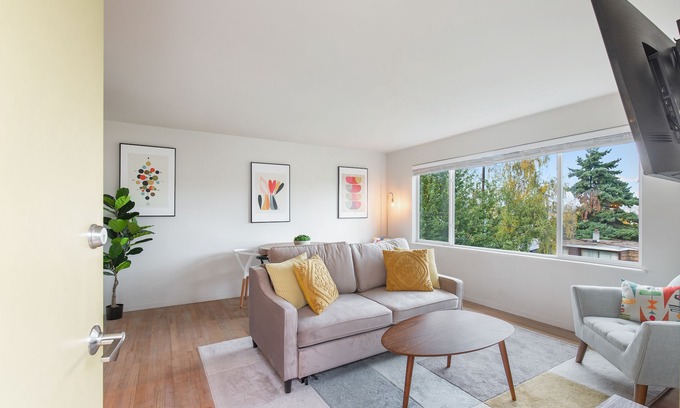 North Queen Anne Apartment | 2BR Chic Colorful Queen Anne Apt - 4m to DT Seattle, Free Parking - NEW
