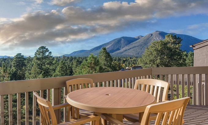 Flagstaff Condo | 2br Deluxe Condo -Route 66 Family Fun Vacation!