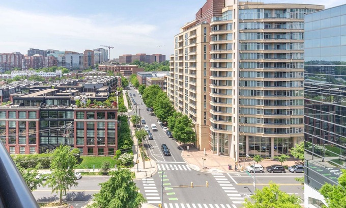 Radnor - Fort Myer Heights Apartment | 2BR Executive Apartment with Balcony
