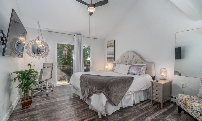 Littleton House | 2BR Hidden Gem-Walk To Shops,Trails, and Wedding Venue. Red Rocks > Quick Uber