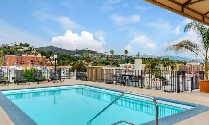 Hollywood Apartment | 2BR Hollywood Apt w/Rooftop Pool & Stunning Views