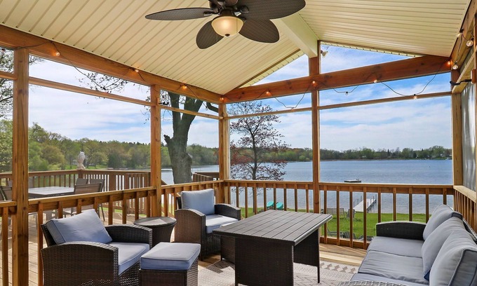 Salem Lakes House | 2BR Lake House - Stunning Views - Lake Toys - Screen Room - K Bed - Dog Friendly