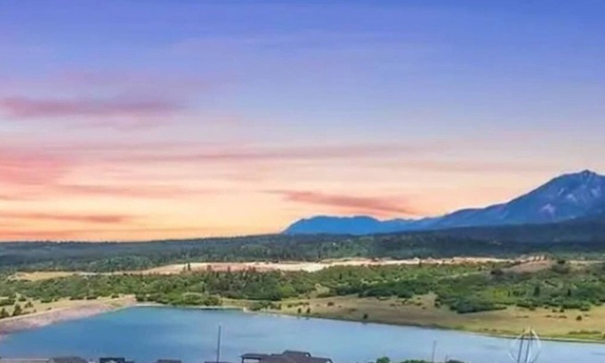 Monument House | 2BR♥Mountain&Lake view♥Hot Tub+MiniGolf+Pool Table