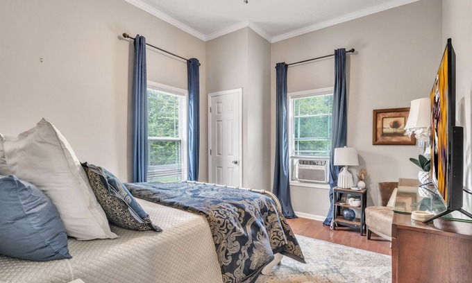 Mayhew House | 2BR Retreat | Relax with Sauna & Hot Tub