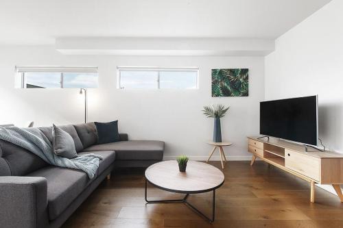 Moonee Ponds Apartment | 2BR Split Level with FREE Parking Near Puckle St