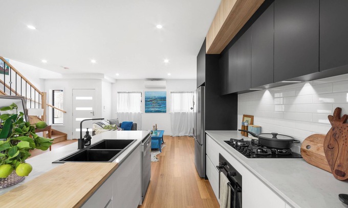 Bellfield House | 2BR townhouse by North land shopping centre Melbourne