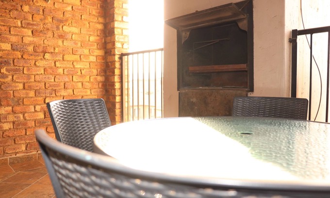 Bedfordview Apartment | 2km from Bedford center and 3 km from East Gate mall, and 12km from Maboneng.