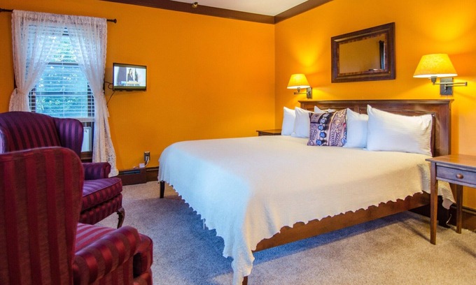 Shelburne Bed & Breakfast | 2nd Floor King B&B guestroom in Downtown Shelburne - Delicious Breakfasts! VAN