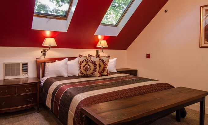 Shelburne Bed & Breakfast | 2nd Floor Romantic King Suite Jetted Tub B&B in Downtown Shelburne! WEB