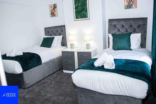 Stoke-on-Trent Apartment | 2ndHomeStays- Stoke-on-Trent-A Serene 3 Bed House with a Garden View-Suitable for Contractors-Relocation Families-Group of Friends-Sleeps 6 - 16 mins to J15 M6 and 36 mins to Alton Towers Resort