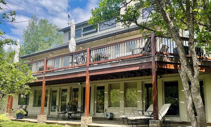 Red Mountain House | 3,000 Sq ft. 8MM Red Mtn Home 3bd, 3 bath Sleeps 10 Jacuzzi VIEWS 3 min to town
