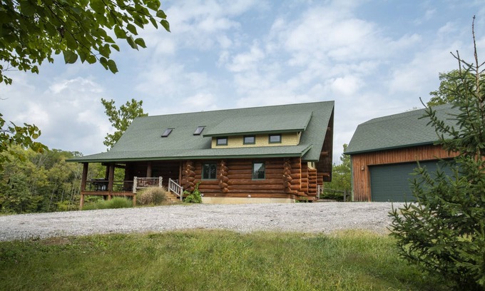 Brownsburg Cabin | 3 acre Lake, Farm Animals Petting Zoo, Horses and Horseback Riding, Room to roam