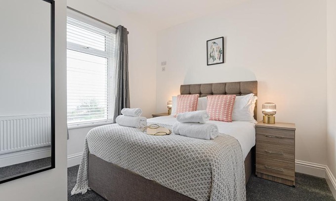 Morriston Apartment | 3 Baths - Off Road Parking - Garden - 4 Bed Home