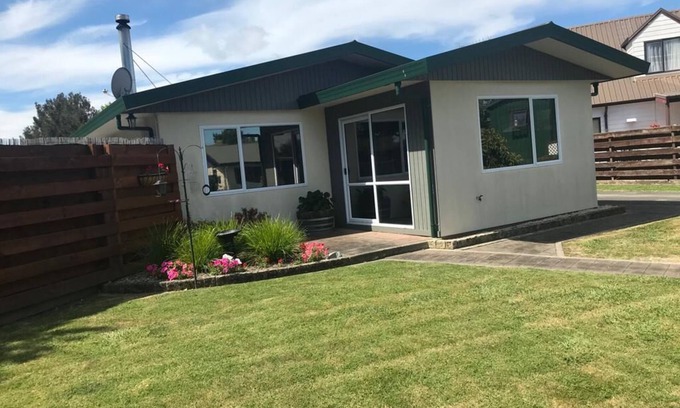 Napier House | 3 bdm pet friendly home in quiet street.No extra charge for cleaning or pets.