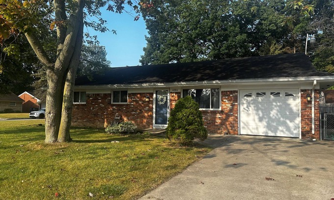 Bedford House | 3-bdrm home in Toledo with AC, & WiFi. Enjoy a cozy stay near shopping & dining