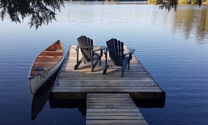 Gooderham Cottage | 3- Bdrm Lakeside Log Cottage-Gooderham Lake, Haliburton
