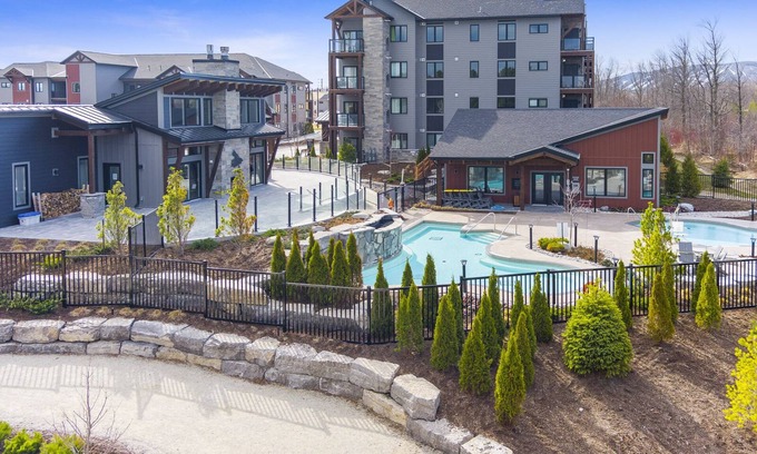 Collingwood Condo | 3 Bdrm Luxury Condo at Mountain House