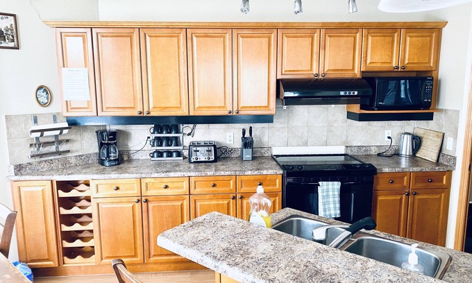 Northeast Edmonton House | 3 BDRM Spacious Luxury Retreat w/Hottub Seclusion