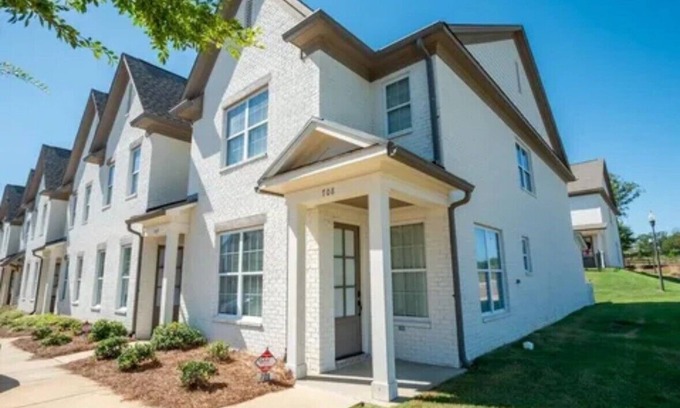 Oxford Condo | 3 bed/3.5 bath end unit Condo in Oxford. 2 miles from the Square and Campus.