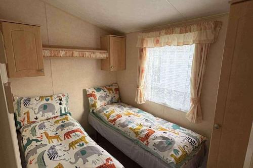 Winestead House | 3 Bed Caravan - Sleeps 8 - Pets - Garden - Parking