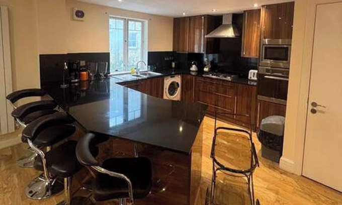 City of Westminster Apartment | 3-Bed Central Apartment - Sleeps 8 & Free Parking