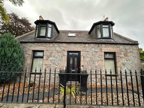 Bucksburn House | 3 Bed Cottage Sleeps 2 with Parking Garden & Wifi